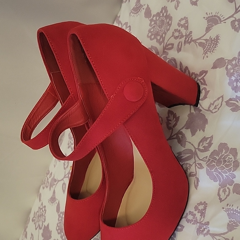 Shoe - Picture 2 of 3